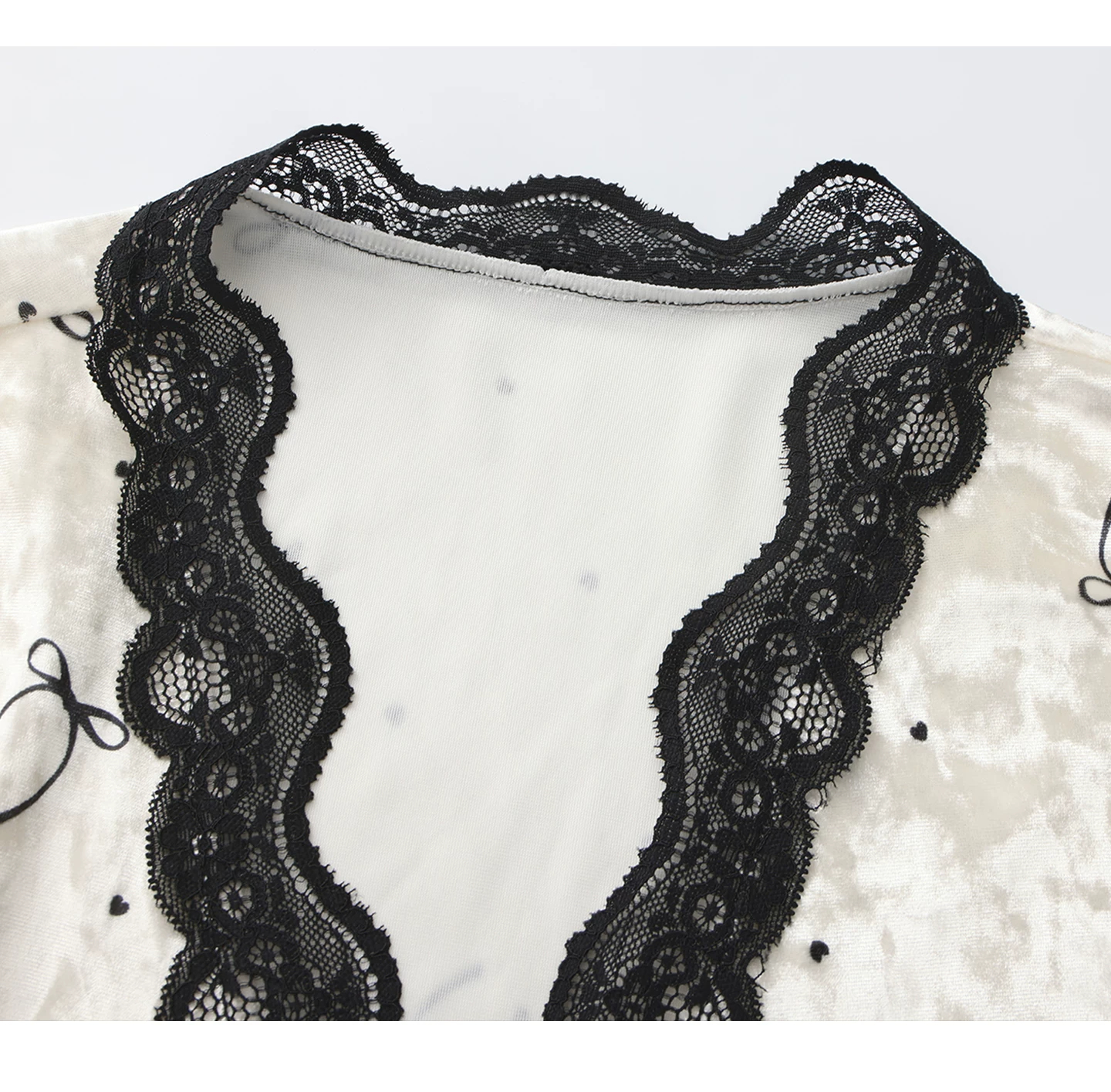 Robe lace collar detail