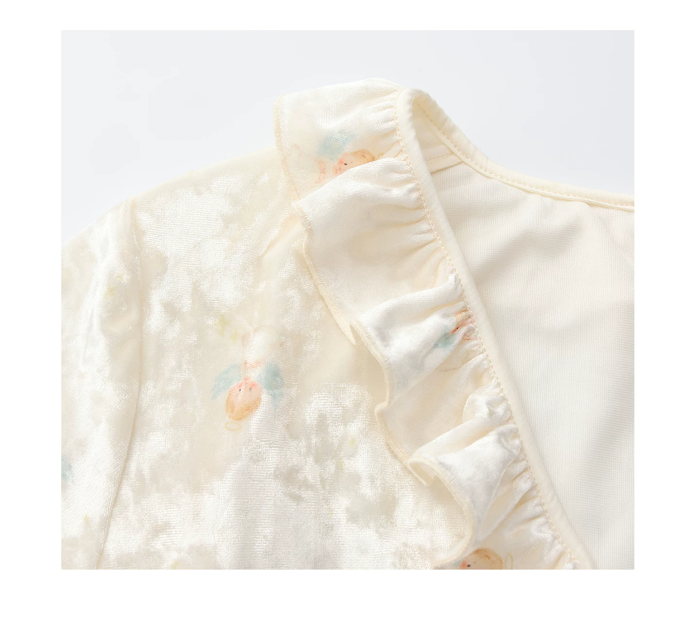 Robe ruffle trim detail